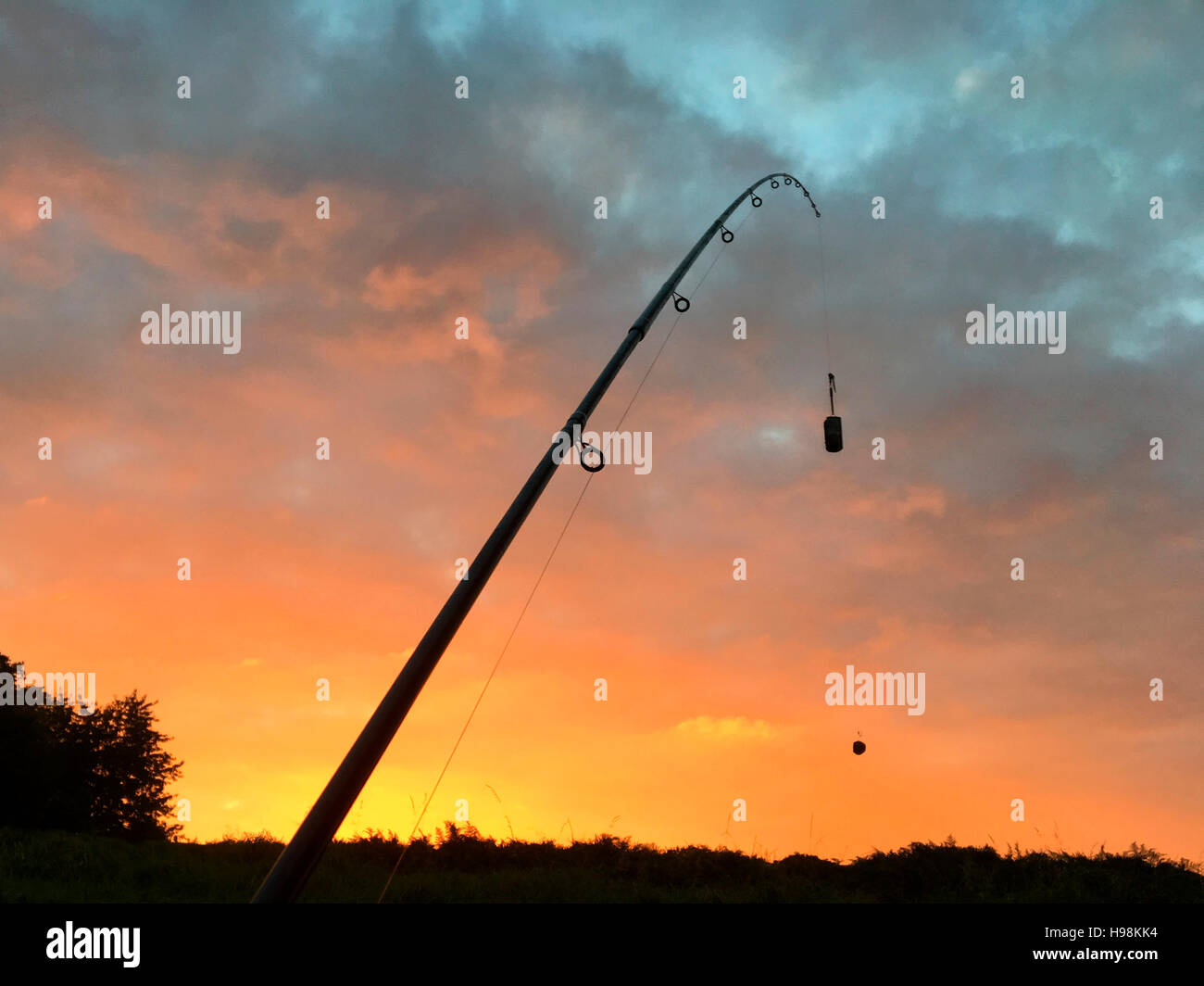 https://c8.alamy.com/comp/H98KK4/angler-fishing-for-barbel-at-sunset-on-river-wye-at-the-warren-hay-H98KK4.jpg