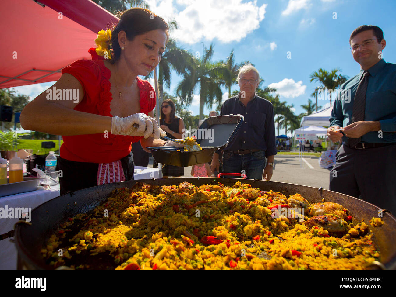 Wellington, Florida, USA. 19th Nov, 2016. Chef Eliova Walter serves a