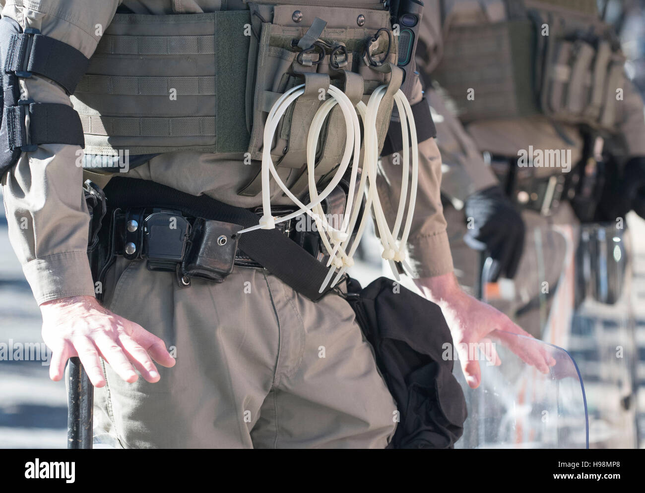Texas state trooper's riot gear includes plastic 'Flex Cuf' restraints instead of traditional metal handcuffs Stock Photo