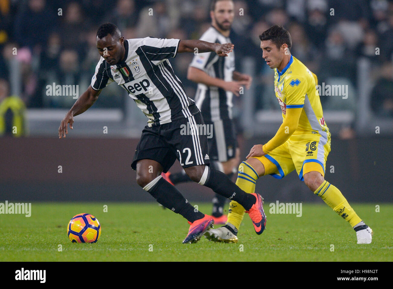 Turin, Italy. 19th November, 2016. Kwadwo Asamoah (left) of Juventus FC nad Gaston Brugman of Pescara Calcio compete for the ball during the Serie A football match between Juventus FC and Pescara Calcio. Credit:  Nicolò Campo/Alamy Live News Stock Photo