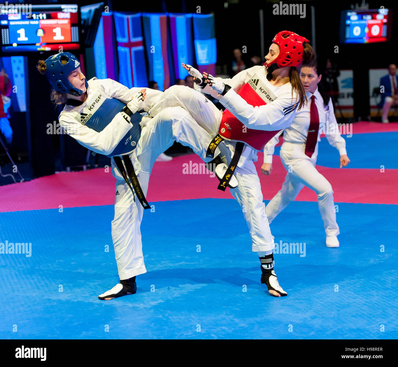 Burnaby, Canada. 19 November, 2016. WTF World Taekwondo Junior Championships Nadia Savkovic (SRB) blue, and Leah Moorby (GBR) red compete in the female 59kg Alamy Live News/Peter Llewellyn Stock Photo