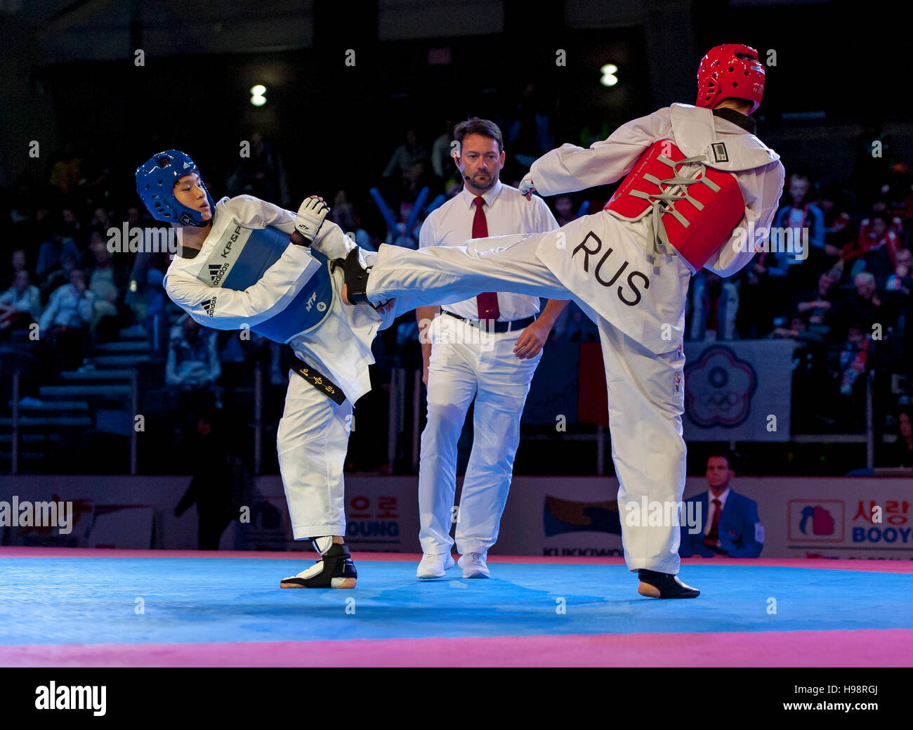 Burnaby, Canada. 19 November, 2016. WTF World Taekwondo Junior Championships Seung-Min Lee (KOR) and Sergey Karnuta (RUS) red compete in the final of male 73kg won by Lee. Alamy Live News/Peter Llewellyn Stock Photo