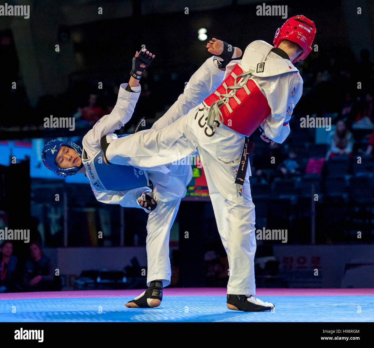 Burnaby, Canada. 19 November, 2016. WTF World Taekwondo Junior Championships Seung-Min Lee (KOR) and Sergey KArnuta (RUS) red compete in the final of male 73kg won by Lee. Alamy Live News/Peter Llewellyn Stock Photo