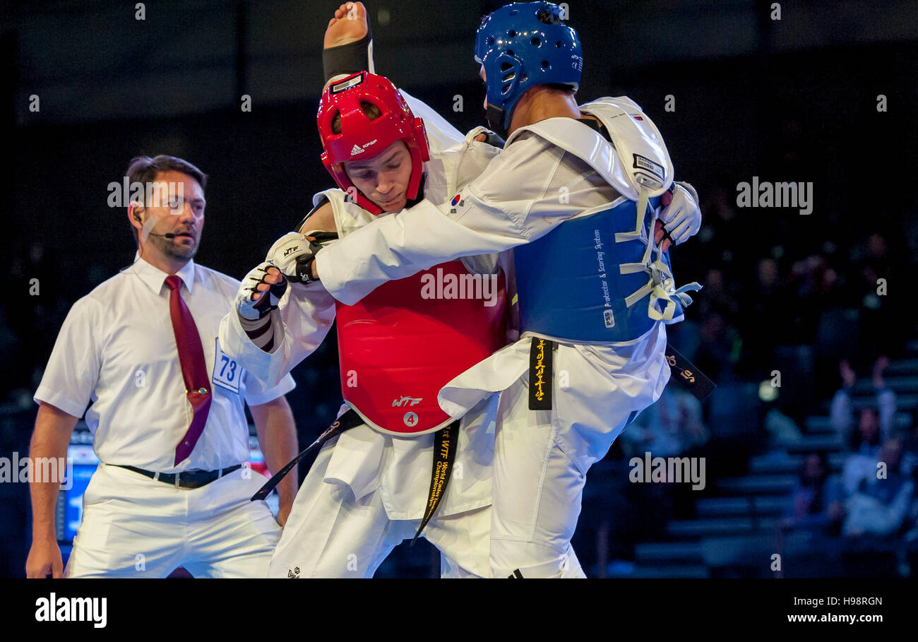 Burnaby, Canada. 19 November, 2016. WTF World Taekwondo Junior Championships Seung-Min Lee (KOR) and Sergey Karnuta (RUS) red compete in the final of male 73kg won by Lee. Alamy Live News/Peter Llewellyn Stock Photo