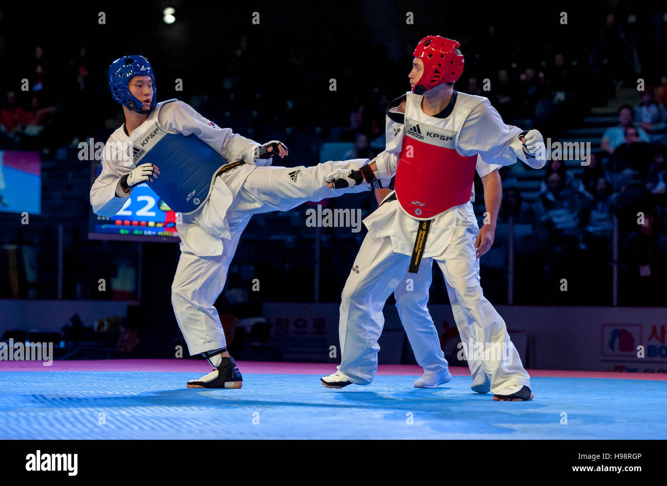 Burnaby, Canada. 19 November, 2016. WTF World Taekwondo Junior Championships Seung-Min Lee (KOR) and Sergey KArnuta (RUS) red compete in the final of male 73kg won by Lee. Alamy Live News/Peter Llewellyn Stock Photo