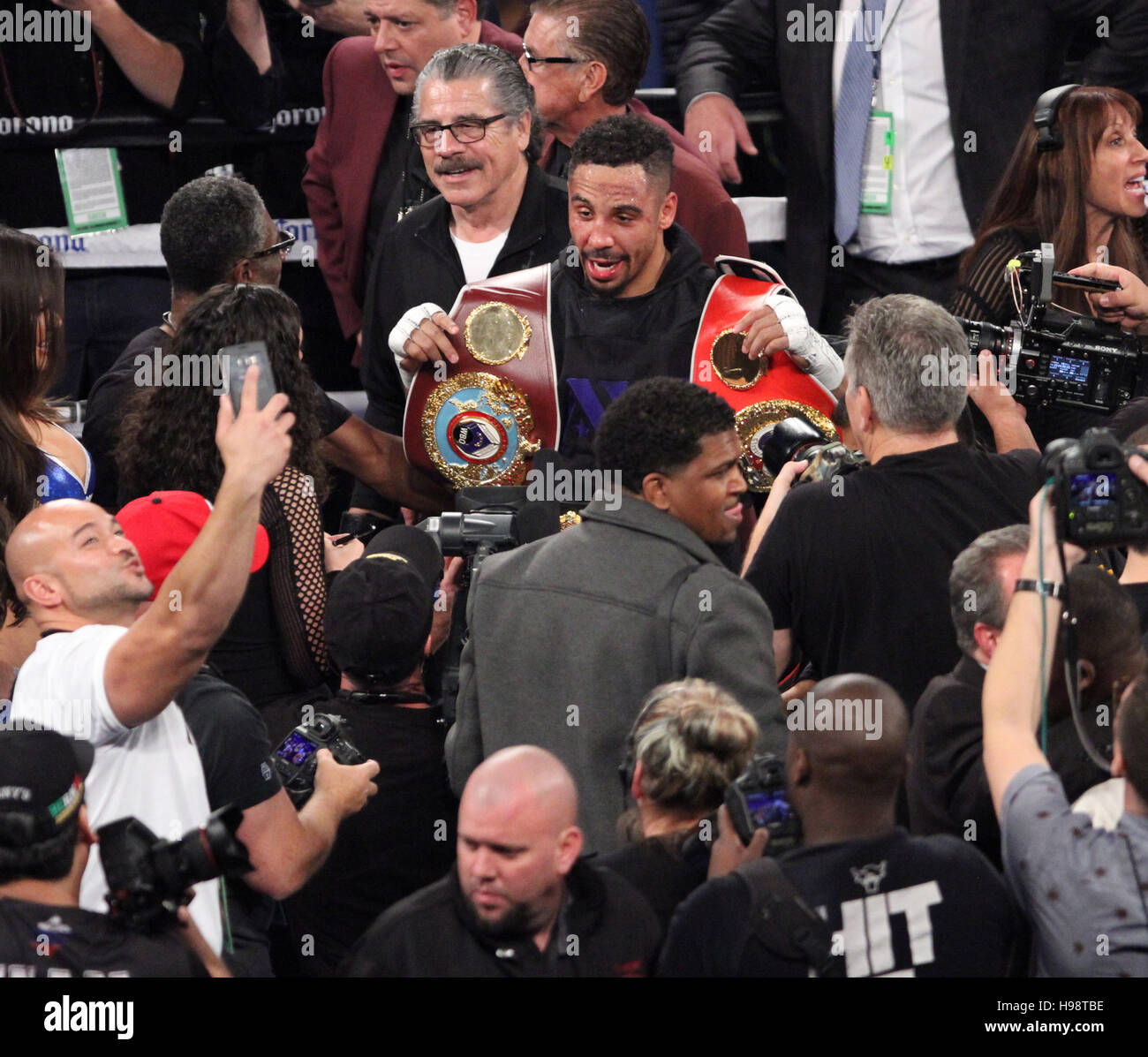 Las Vegas, Nevada, USA. 20th Nov, 2016. Light Heavyweight boxer Andre Ward celebrates after being crowned Unified Light Heavy weight World Champion on November 19, 2016 at T-Mobile Arena in Las Vegas, Nevada Credit:  Marcel Thomas/ZUMA Wire/Alamy Live News Stock Photo