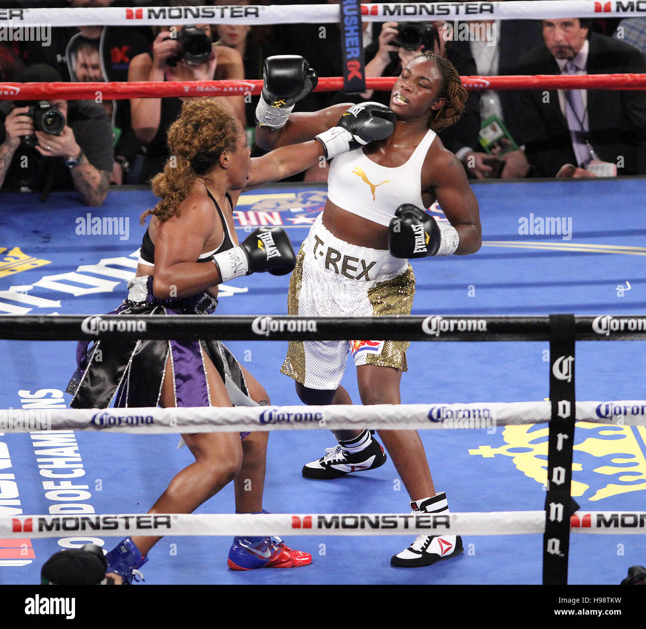 November 20, 2016 - Olympian Claressa Shields makes her professional boxing debut against Franchon Crews as part of the Kovalev vs Ward undercard on November 19, 2016 at T-Mobile Arena in Las Vegas, Nevada © Marcel Thomas/ZUMA Wire/Alamy Live News Stock Photo