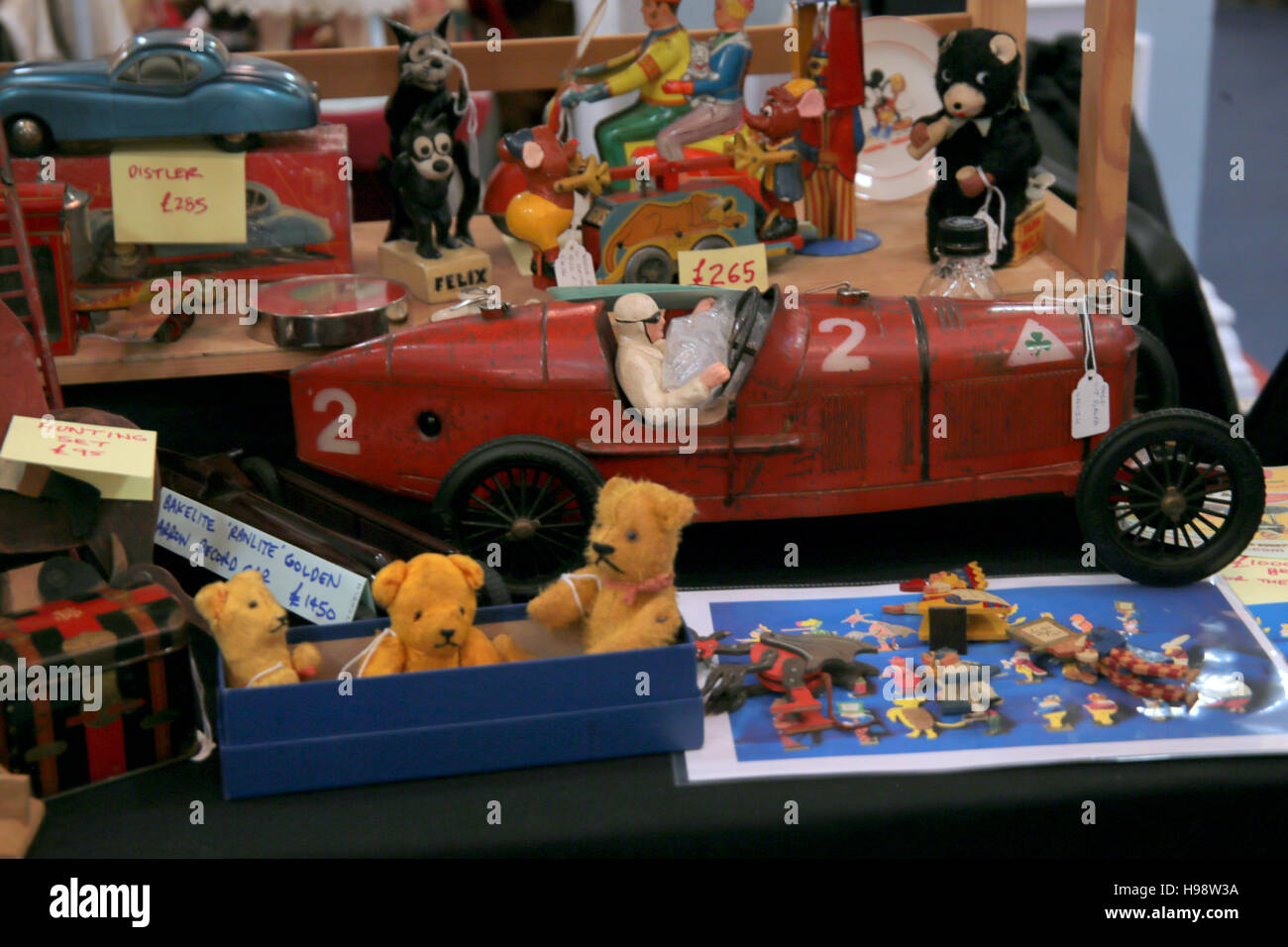 London, UK. 20th Nov, 2016. The wonderful Antique Dolls, Teddy Bears