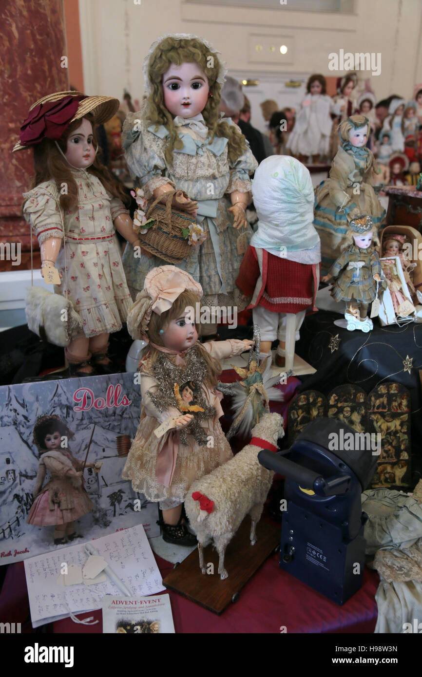 London, UK. 20th Nov, 2016. The wonderful Antique Dolls, Teddy Bears and Toys ,200 hundred years