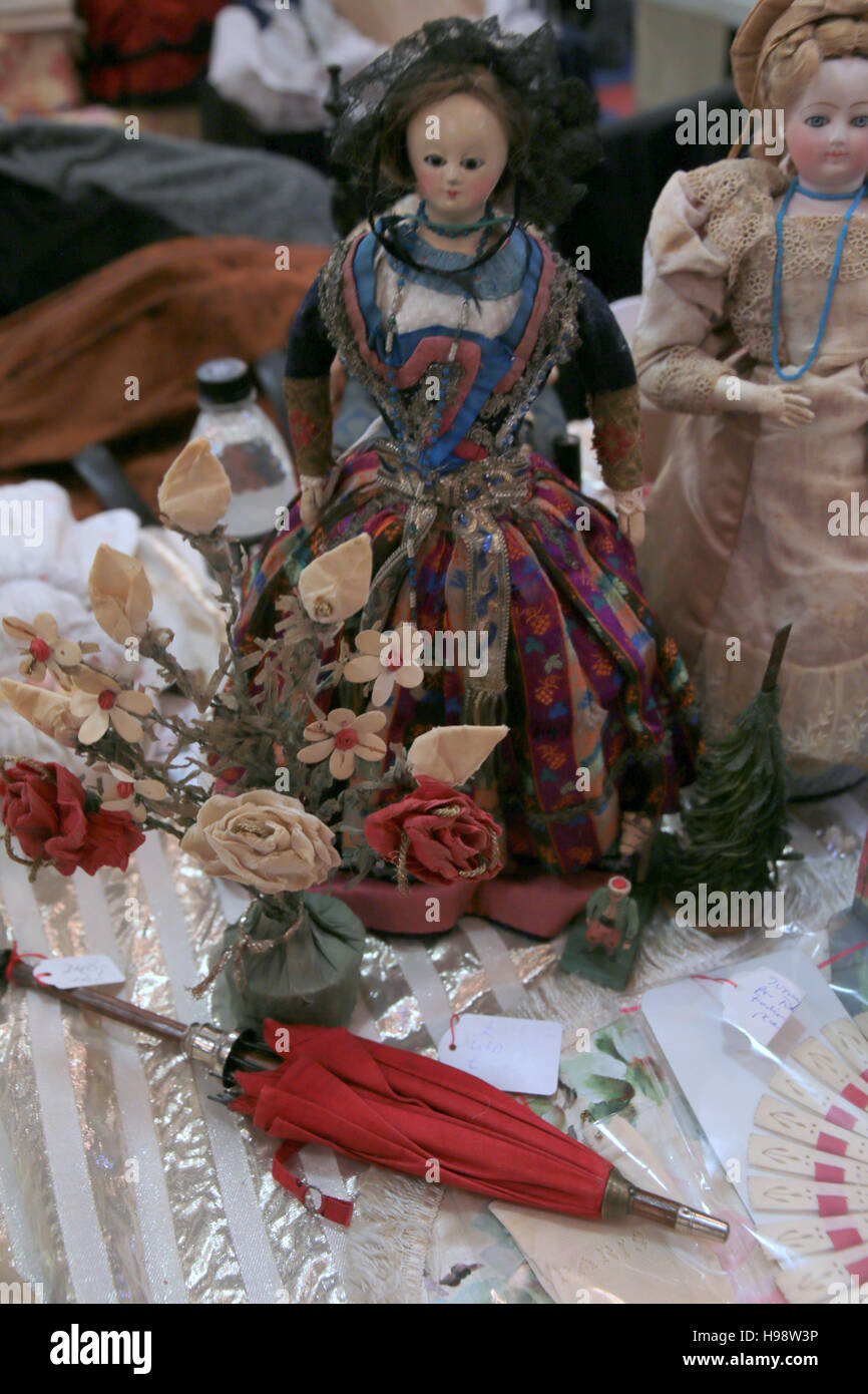 London, UK. 20th Nov, 2016. The wonderful Antique Dolls, Teddy Bears