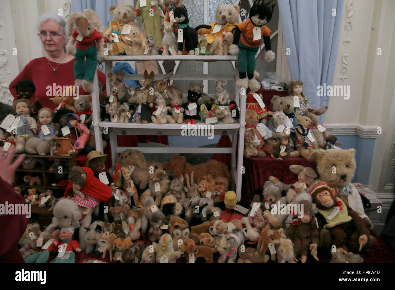 London, UK. 20th Nov, 2016. The wonderful Antique Dolls, Teddy Bears