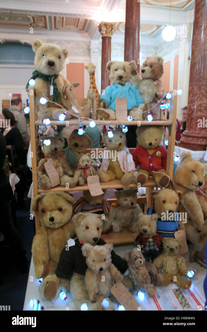London, UK. 20th Nov, 2016. The wonderful Antique Dolls, Teddy Bears