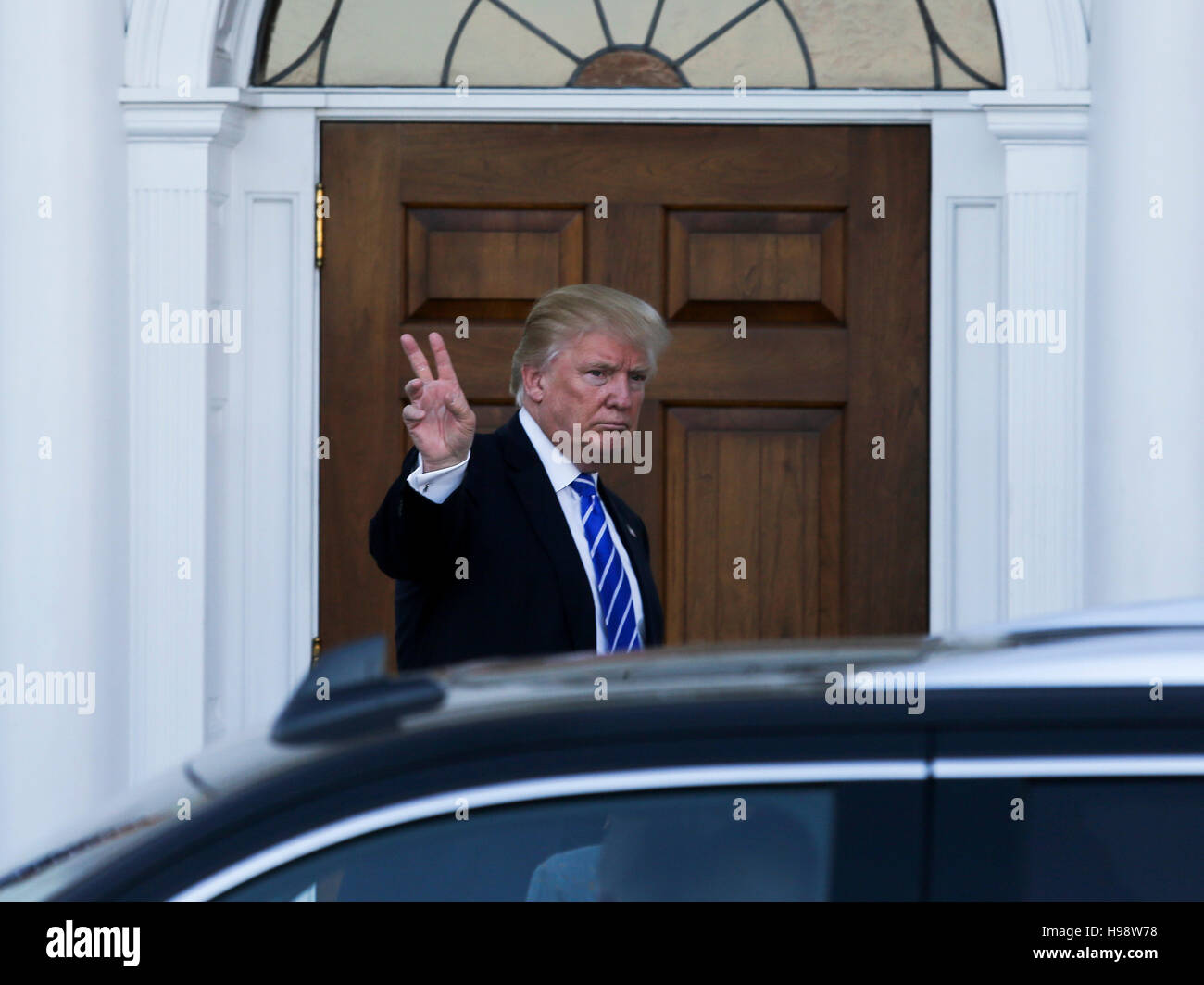 Bedminster Township, New Jersey. 19th Nov, 2016. United States President-elect Donald Trump re-enters to the clubhouse of Trump International Golf Club, November 19, 2016 in Bedminster Township, New Jersey. Credit: Aude Guerrucci/Pool via CNP - NO WIRE SERVICE - - NO WIRE SERVICE - Credit:  dpa/Alamy Live News Stock Photo