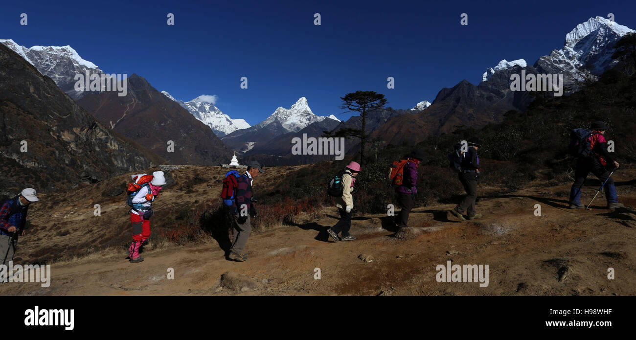 1611 Solukhumbu Nepal Nov 16 Xinhua Tourists Stock Photo Alamy