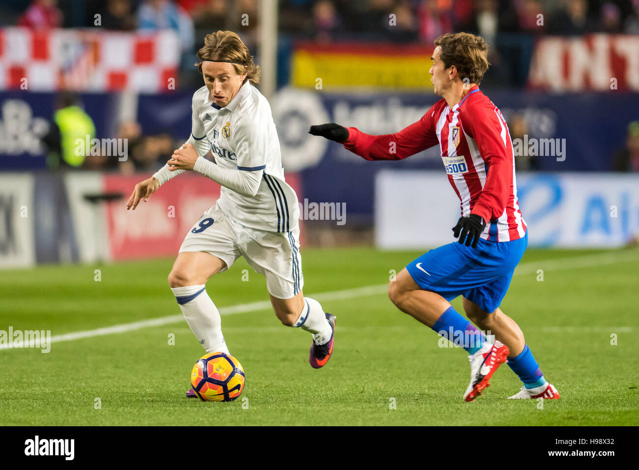 Madrid, Spain. 20th November, 2016. Luka Modric (Real Madrid) and Griezmann  (At. Madrid) compete for the ball during the LA LIGA match between Atletico  de Madrid and Real Madrid played at Estadio