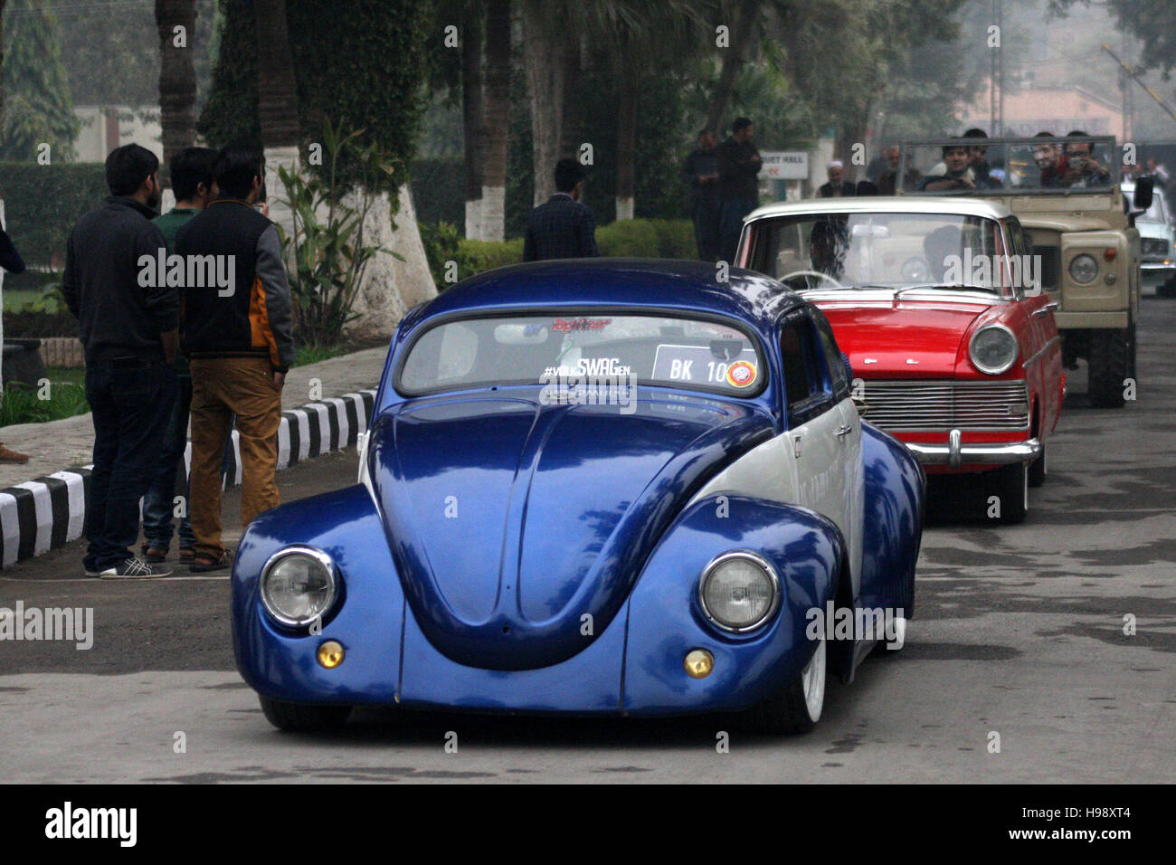 Peshawar. 20th Nov, 2016. People visit the 7th Vintage Classic Car