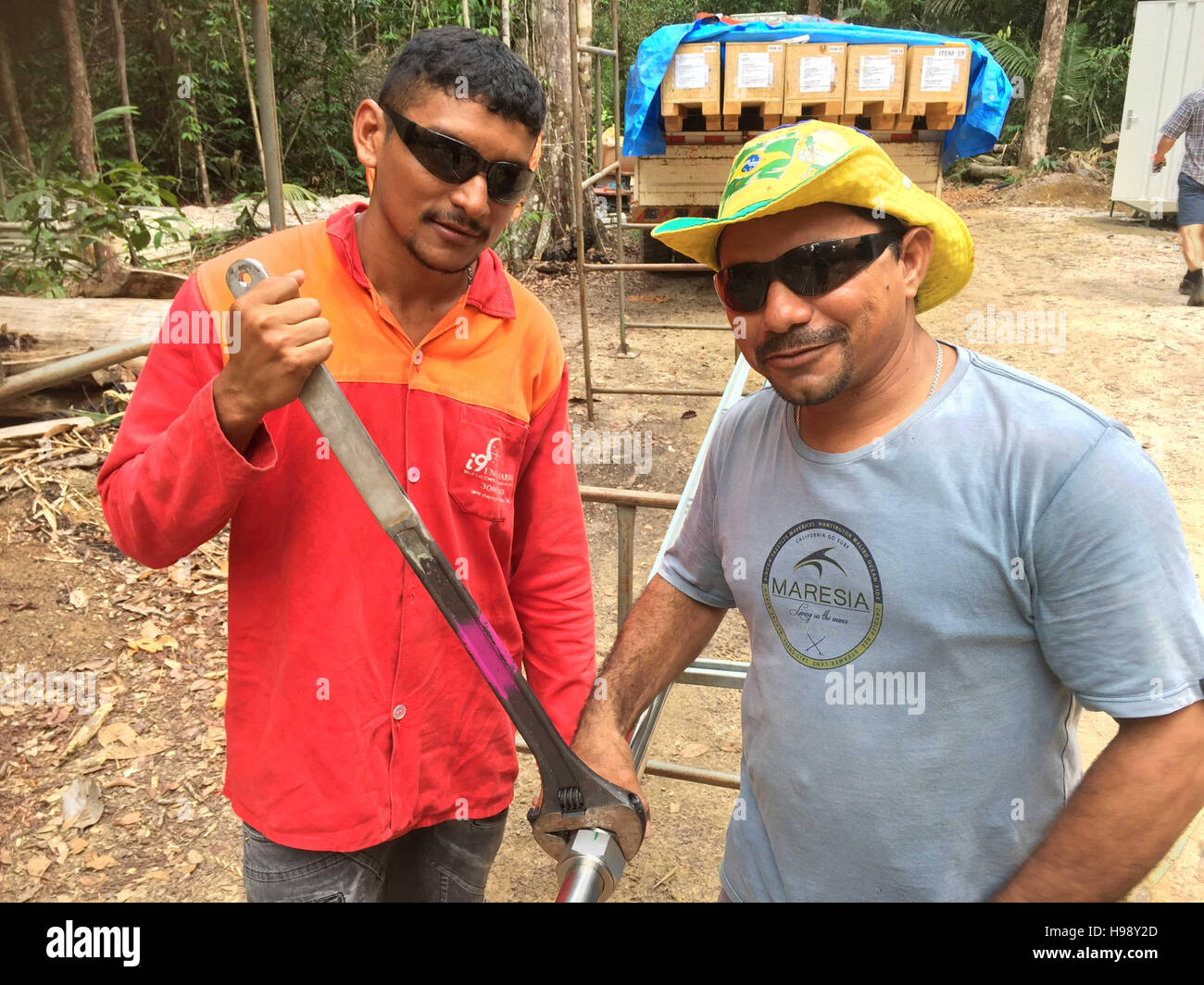 Manaus, Brazil. 7th Nov, 2016. The two Brazilian tower constructors Thiago Vasconcelos (l) and Elenaldo Palmer put together metal pipes for the ATTO tower at the ATTO research center in the rain forest in Manaus, Brazil, 7 November 2016. PHOTO: GEORG ISMAR/dpa/Alamy Live News Stock Photo