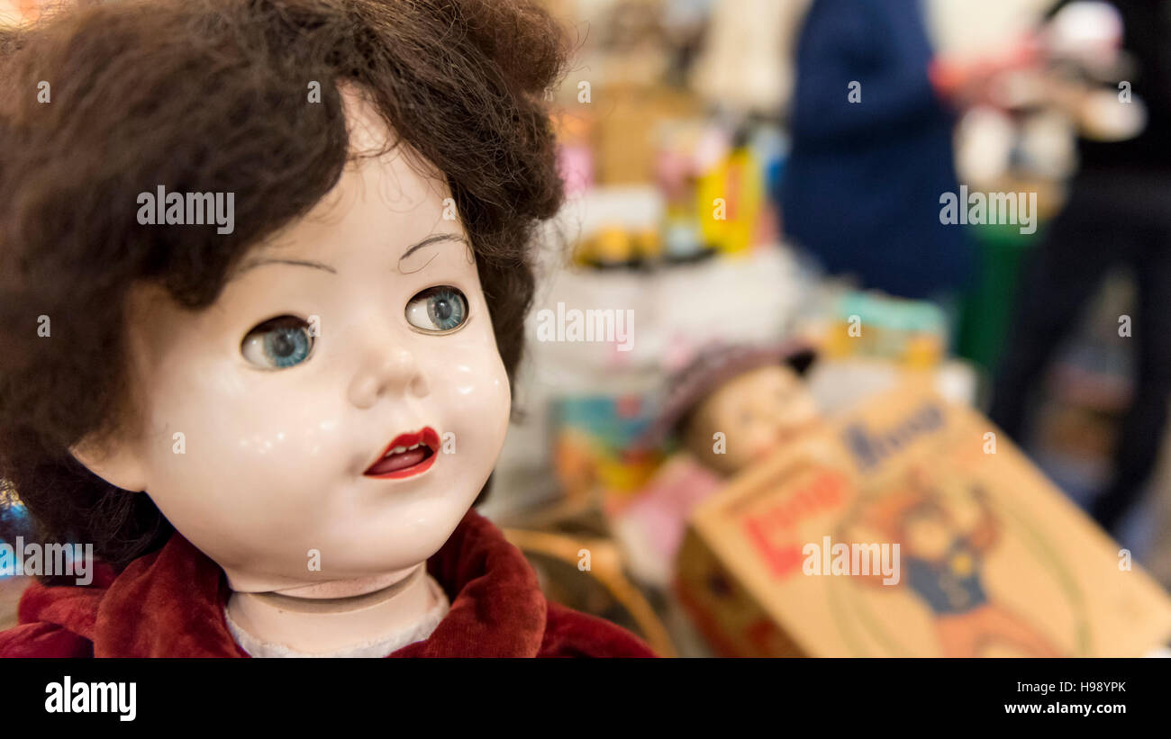 London, UK. 20 November 2016. Collectors attend the inaugural London