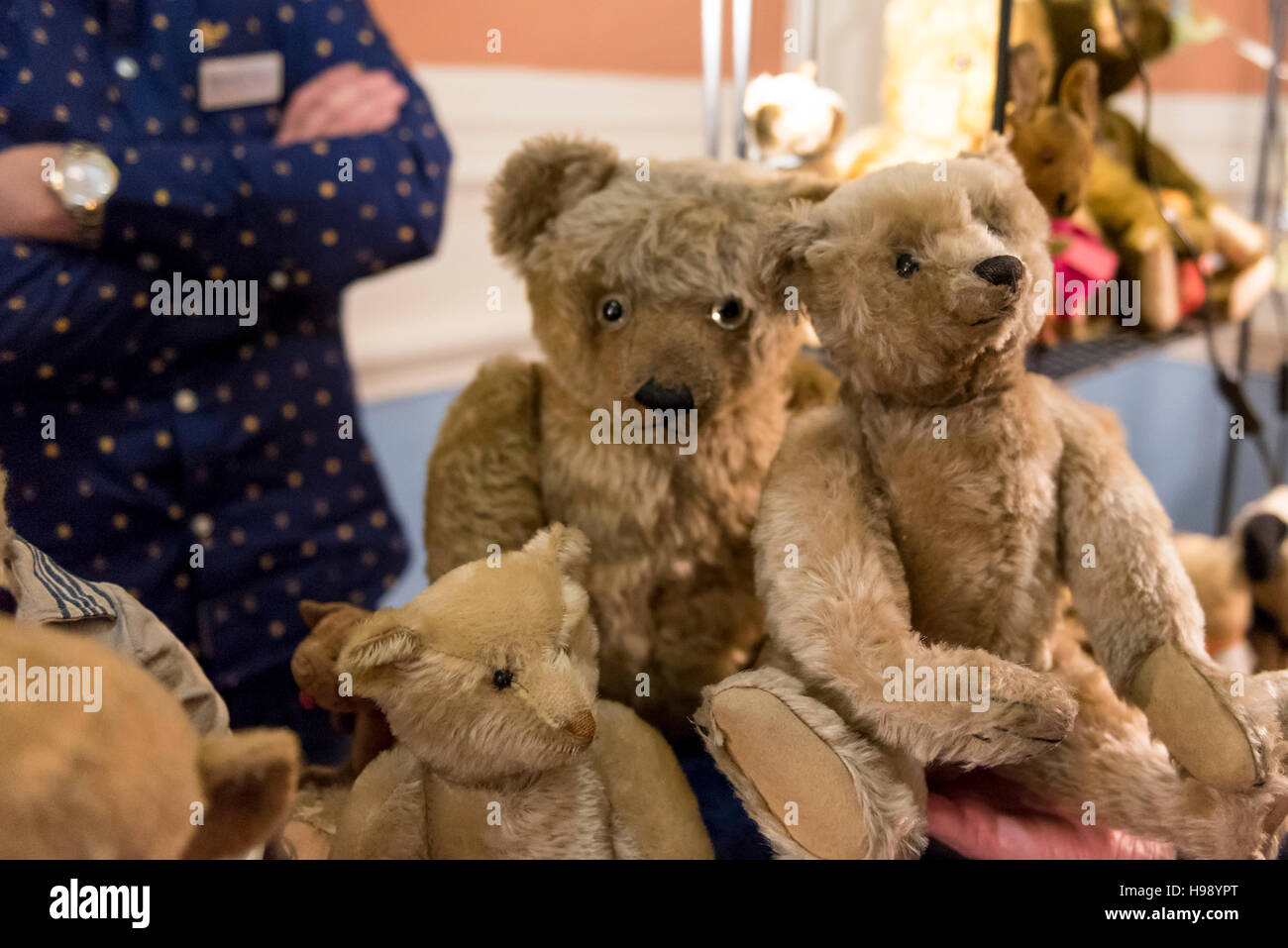 London, UK. 20 November 2016. Collectors attend the inaugural London