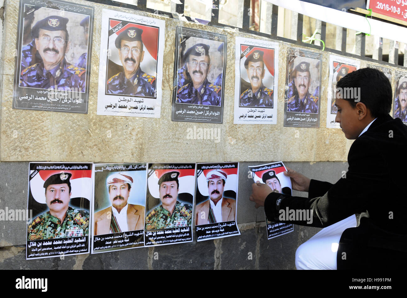 Sanaa, Yemen. 20th Nov, 2016. A son posts pictures of his father who
