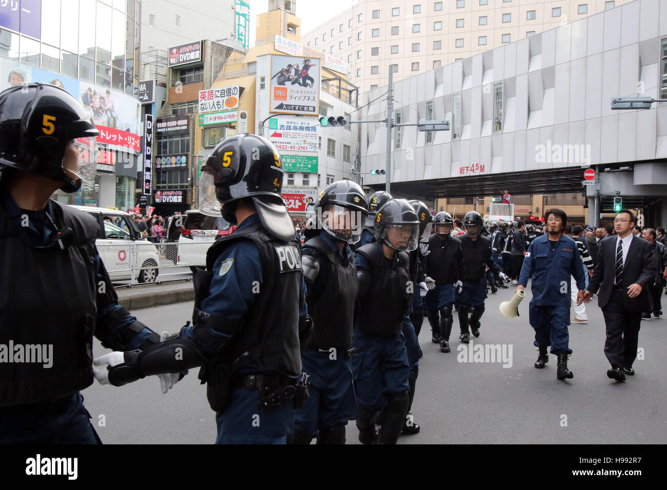 Japanese Riot Control Tokyo, Japan. 20th Nov, 2016. Police officers block right wing ...