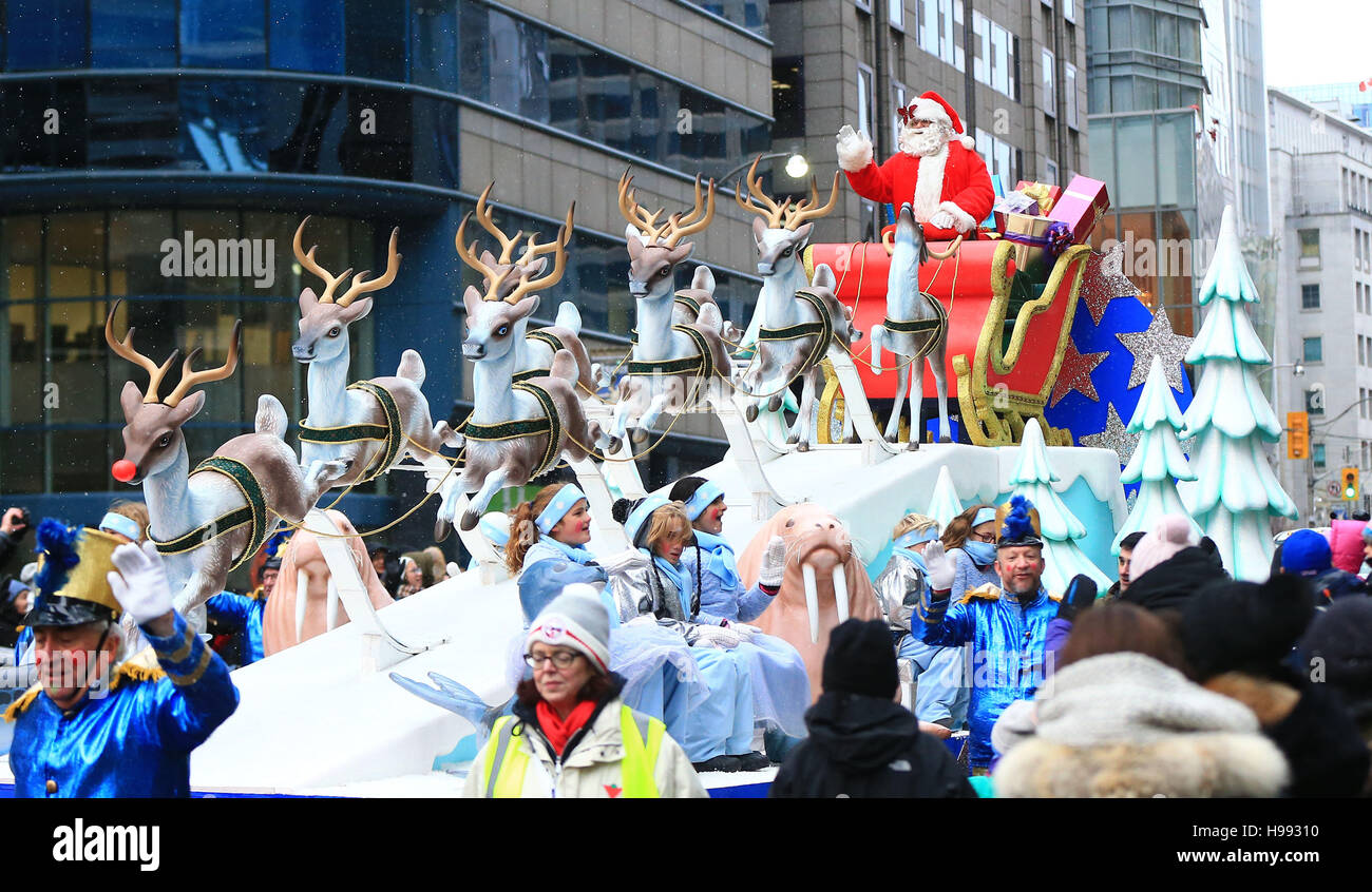 Toronto, Canada. 20th Nov, 2016. Santa Claus waves to the crowd during the 2016 Toronto Santa Claus Parade in Toronto, Canada, Nov. 20, 2016. With 21 bands, 25 animated floats, over 200 celebrity clowns and 2,000 costumed participants, the annual Toronto Santa Claus parade took place on Sunday. Credit:  Zou Zheng/Xinhua/Alamy Live News Stock Photo