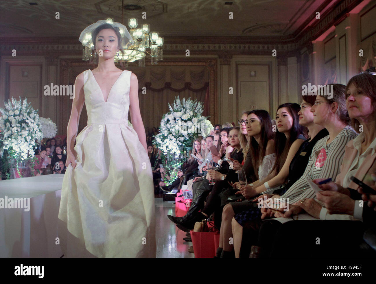 Vancouver, Canada. 20th Nov, 2016. Visitors watch the wedding dress show during the CREME DE LA CREME Grand Wedding Showcase event in Vancouver, Canada, Nov. 20, 2016. The annual CREME DE LA CREME Grand Wedding Showcase is Vancouver's most luxury wedding show event showcasing hi-end wedding gowns, services, venue designs and wedding products for the high society brides. Credit:  Liang Sen/Xinhua/Alamy Live News Stock Photo