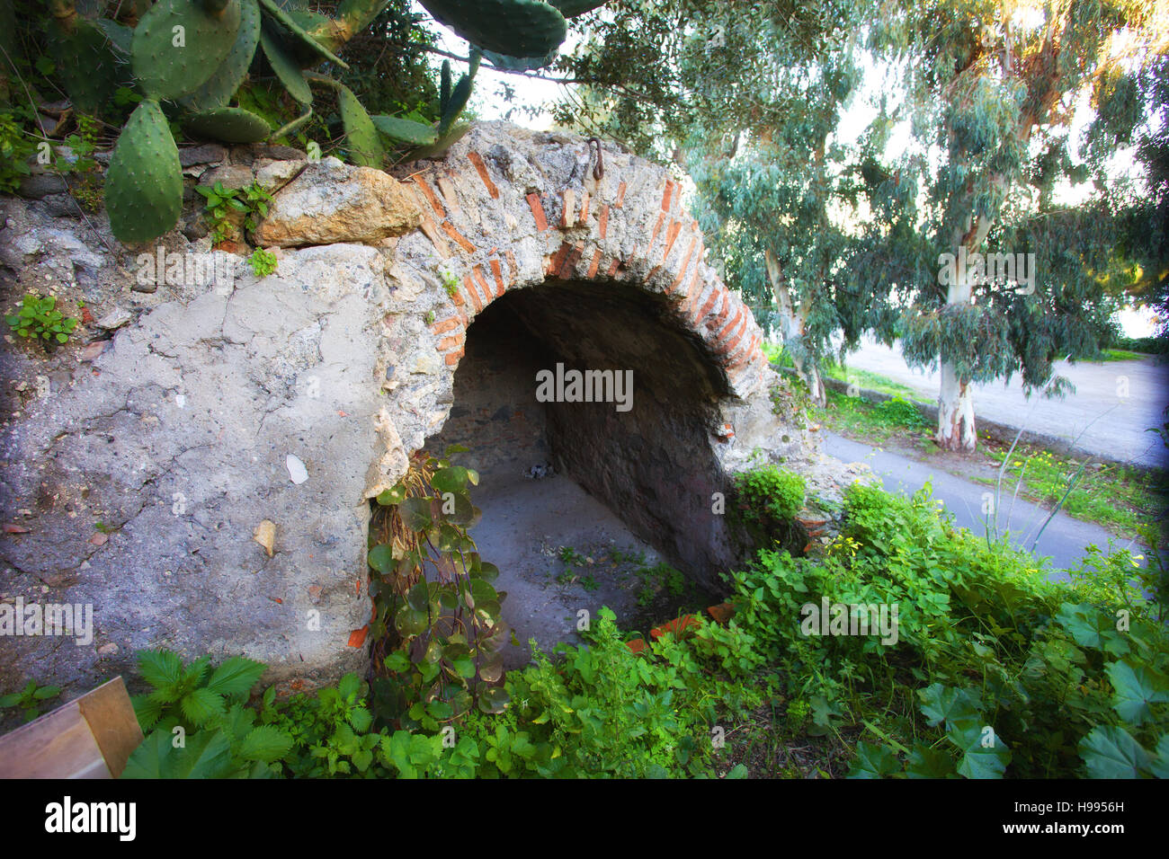 Hidden Late antiquity tomb in Milazzo. Sicily Stock Photo - Alamy