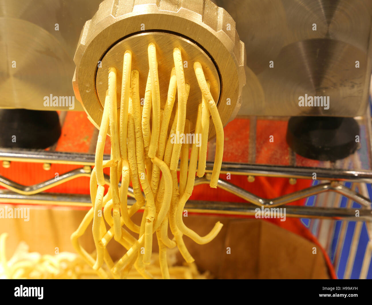 https://c8.alamy.com/comp/H99AYH/machine-to-make-fresh-homemade-italian-spaghetti-with-water-and-flour-H99AYH.jpg