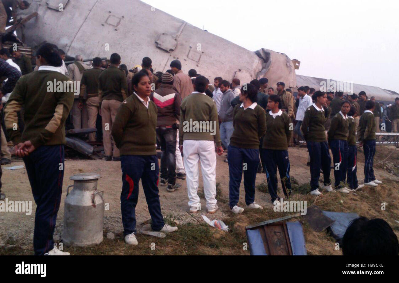 Allahabad, India. 20th Nov, 2016. Rescue officials on the spot where 14 coaches of the Indore-Patna express derailed, killing around 90 people and injuring 150, in Kanpur Dehat. Credit:  Prabhat Kumar Verma/Pacific Press/Alamy Live News Stock Photo