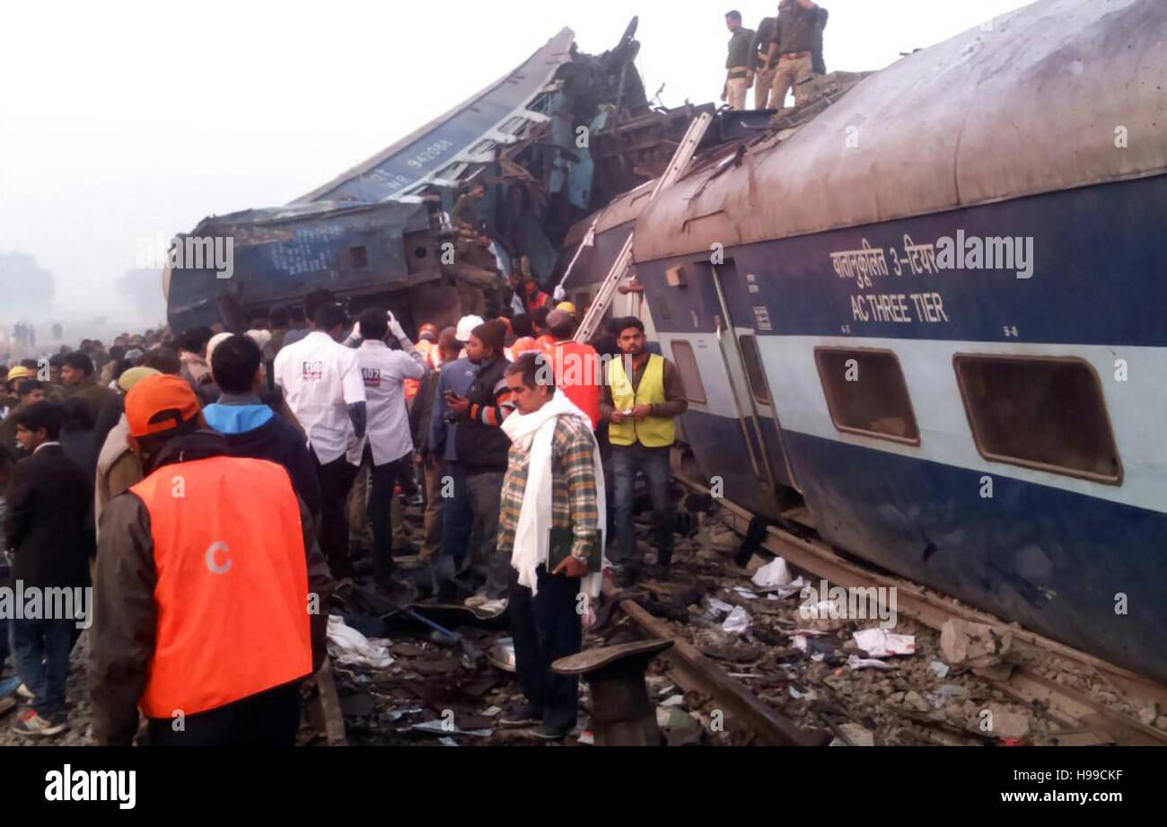 Allahabad, India. 20th Nov, 2016. Rescue officials on the spot where 14 coaches of the Indore-Patna express derailed, killing around 90 people and injuring 150, in Kanpur. Credit:  Prabhat Kumar Verma/Pacific Press/Alamy Live News Stock Photo
