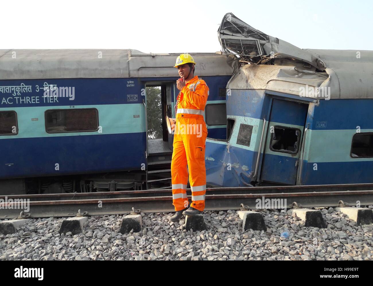 Allahabad, India. 20th Nov, 2016. Rescuers works continue at the site of an accident where coaches of an Indore-Patna Express train derailed off the tracks, near Pukhrayan are. According to reports, over 60 people were killed and more than 100 were injured after 14 coaches of an Indore-Patna Express train derailed in the early morning hours. Credit:  Prabhat Kumar Verma/Pacific Pres/Alamy Live News Stock Photo