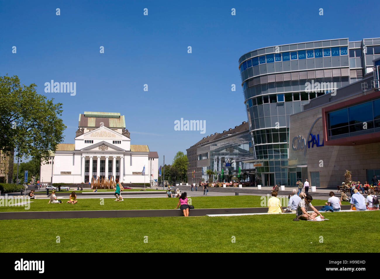 Germany,  Ruhr area, Duisburg, the city theatre at the Koenig-Heinrich square. Stock Photo