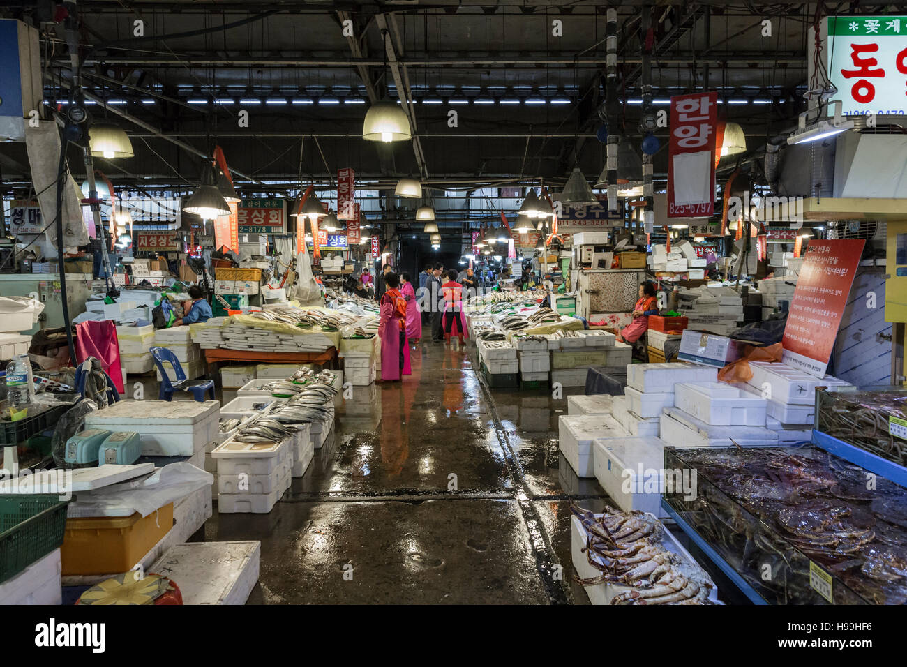 Noryangjin Fisheries Wholesale Market The 24 hour market has over 700