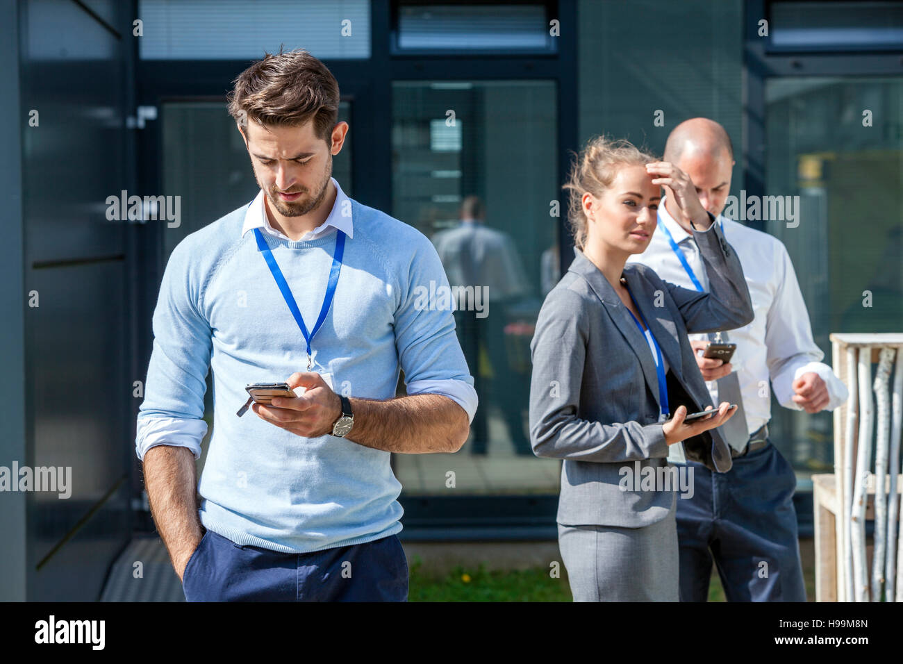 Group using smartphones hi-res stock photography and images - Alamy
