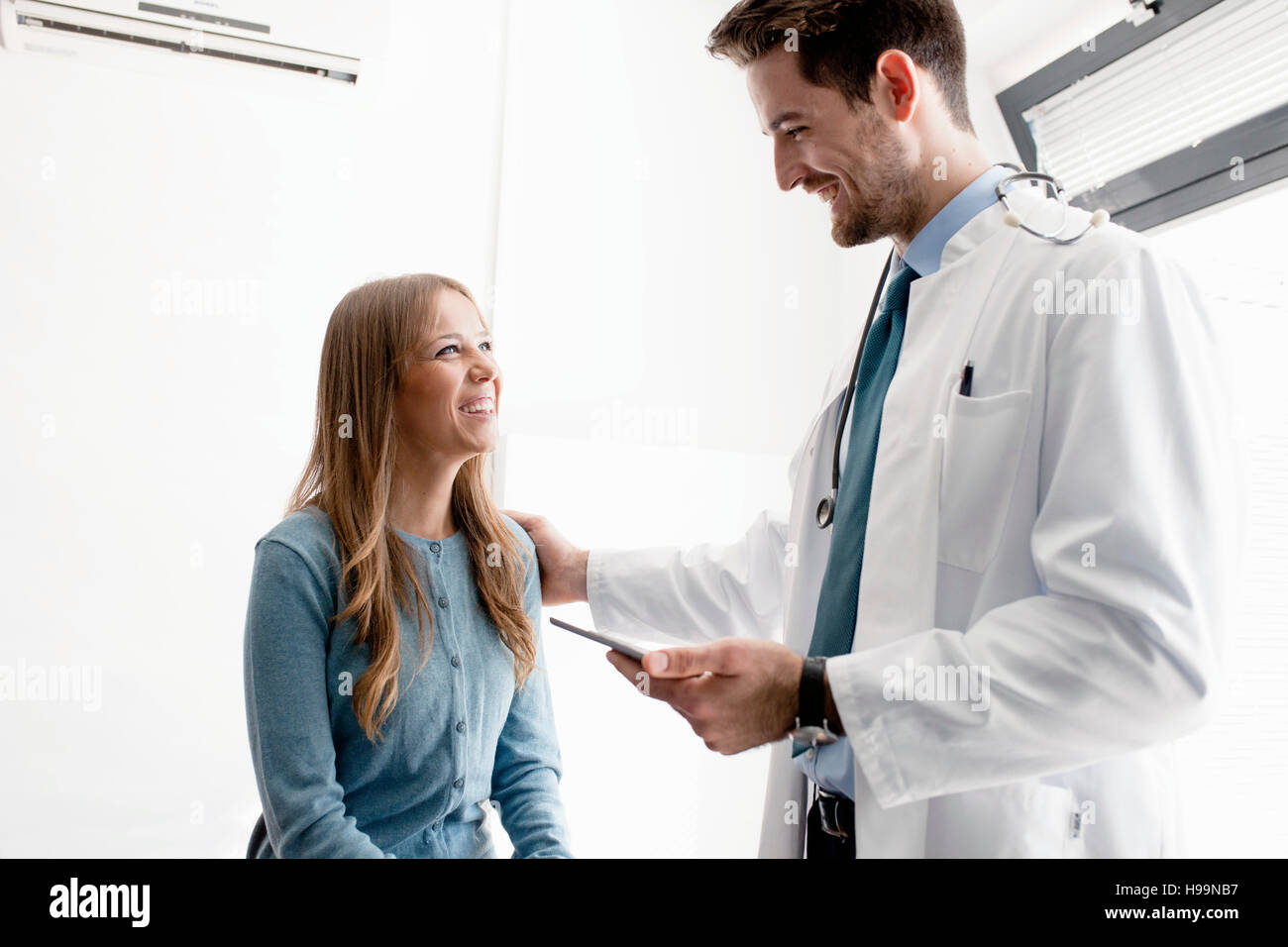 Female doctor patient hospital hi-res stock photography and images - Alamy