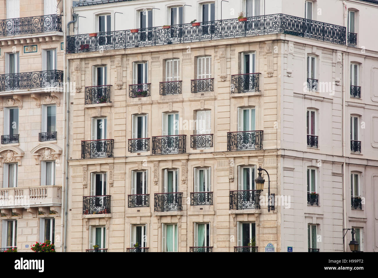 Typical parisian apartments on Ile Saint Louis Stock Photo Alamy