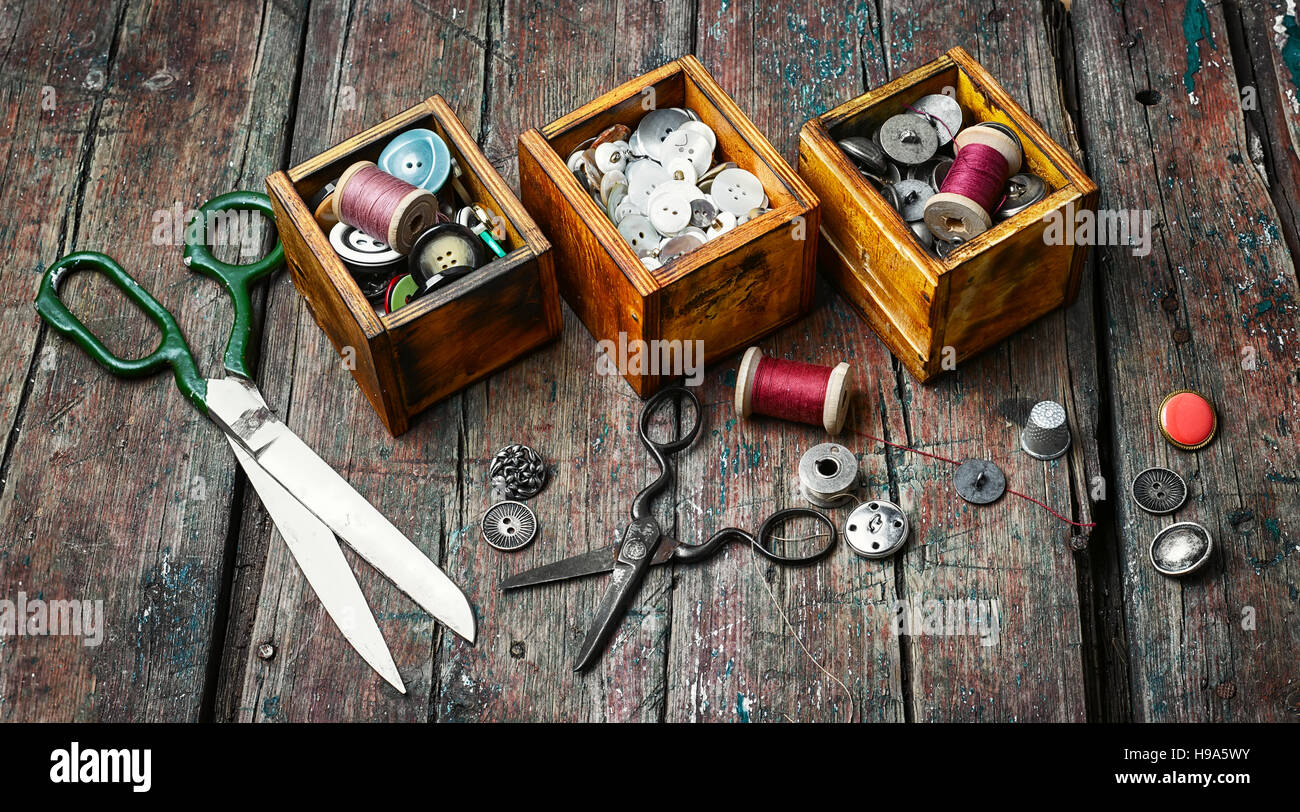 Spools of sewing threads and buttons from clothing Stock Photo - Alamy