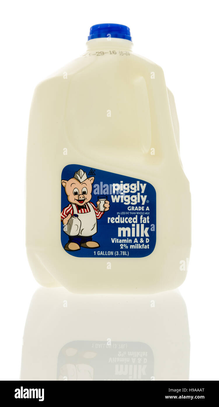 https://c8.alamy.com/comp/H9AAAT/winneconne-wi-20-november-2016-gallon-of-piggly-wiggly-2-milk-on-an-H9AAAT.jpg