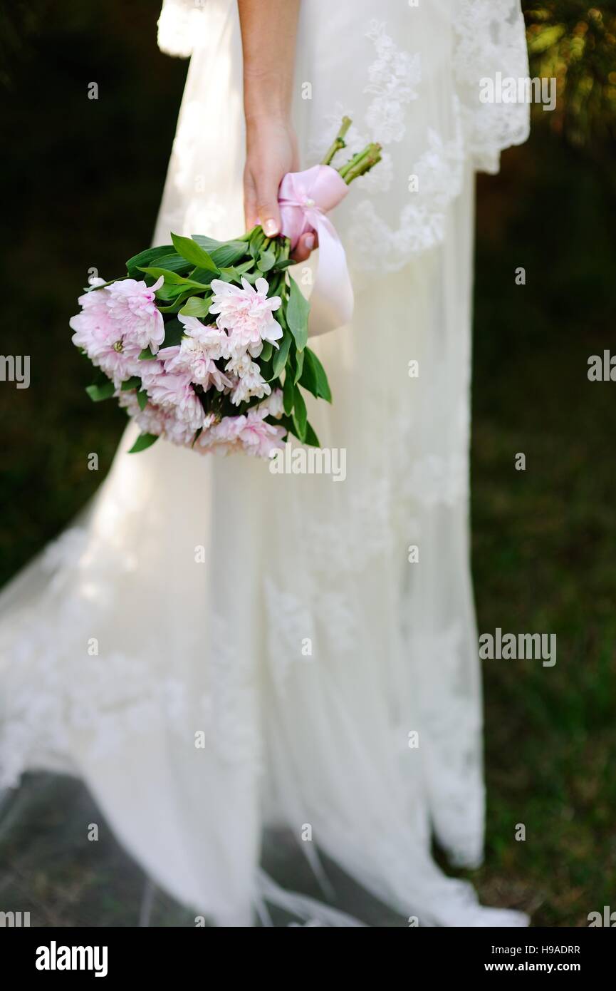 bride holding wedding bouquet Stock Photo - Alamy