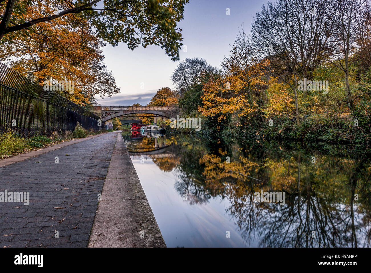 Regents canal moorings hi-res stock photography and images - Alamy