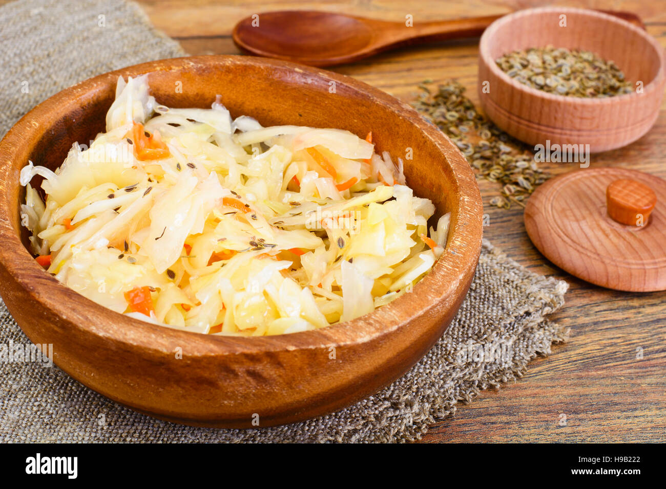 капуста квашеная с хреном. квашеная капуста рассол. квашеная капуста с хреном на зиму. испорченная квашенная капуста. квашеная капуста в банке.