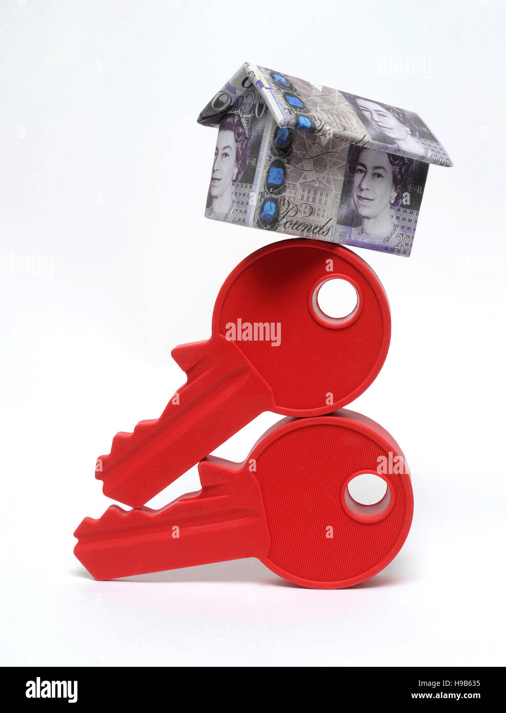 HOUSE MADE FROM £20 NOTES BALANCING ON HOUSE KEYS RE HOUSING MARKET HOMES BUYING PRICES MORTGAGES LOANS FIRST TIME BUYERS UK Stock Photo