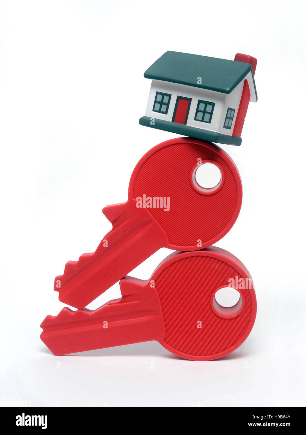 HOUSE BALANCING ON HOUSE KEYS RE HOUSING MARKET HOMES BUYING PRICES MORTGAGES LOANS FIRST TIME BUYERS INCOMES WAGES PROPERTY UK Stock Photo