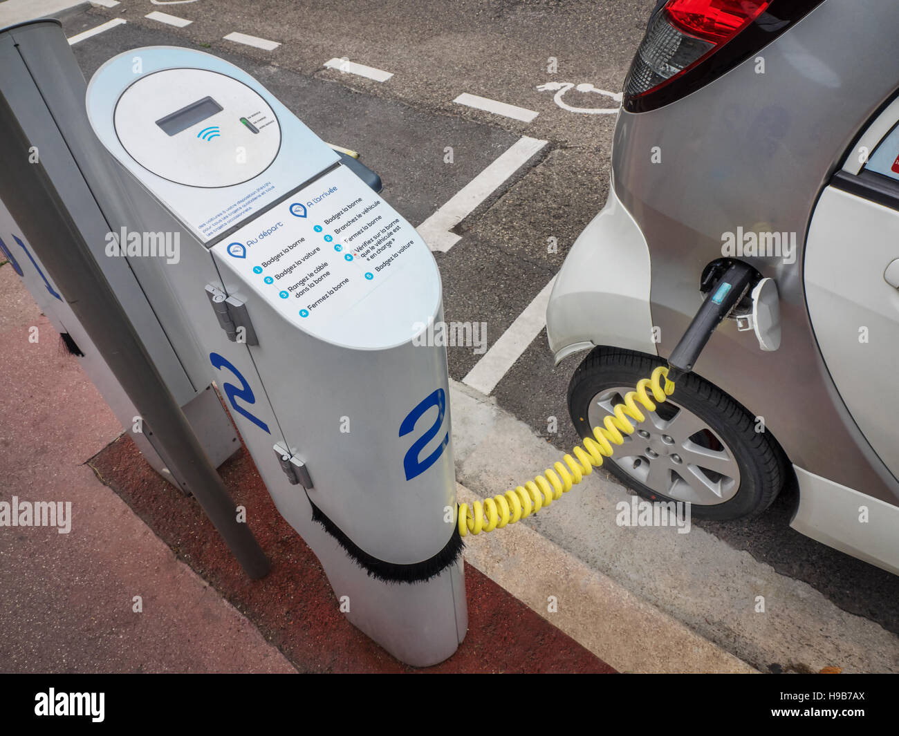 Electric car at charging station hires stock photography and images