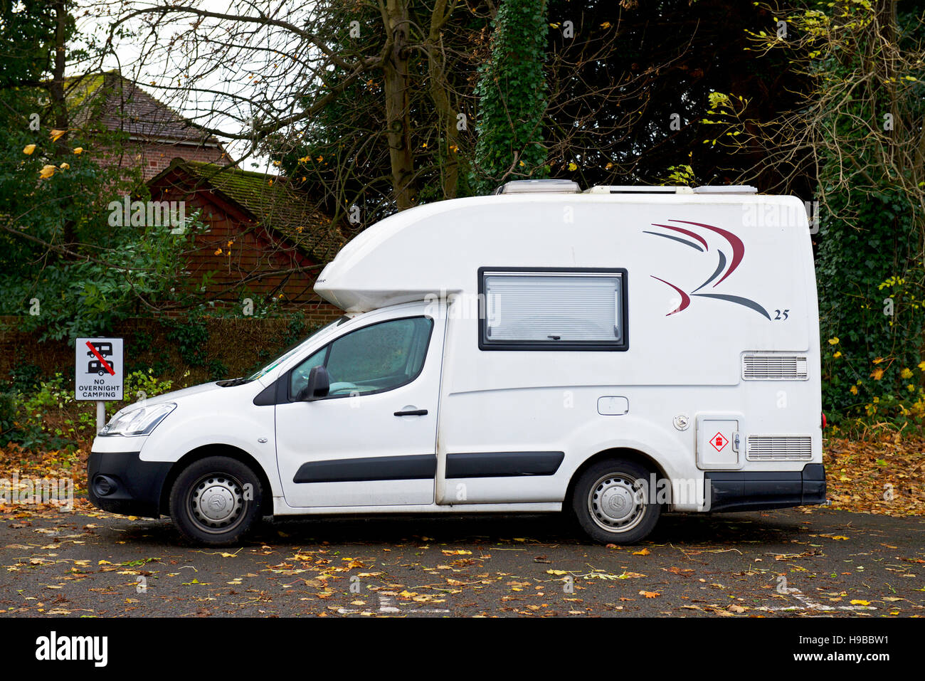 Romahome 25, a small camper park next to a sign no motorhomes - England uk Stock Photo - Alamy