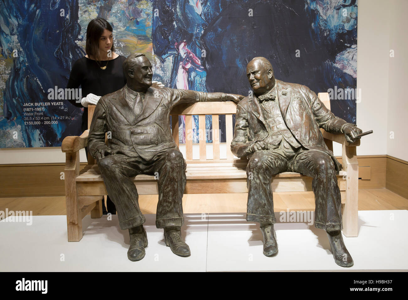 Franklyn D Roosevelt and Winston Churchill Statues seated on a bench at Bonhams in London Credit:  Keith Larby/Alamy Live News Stock Photo