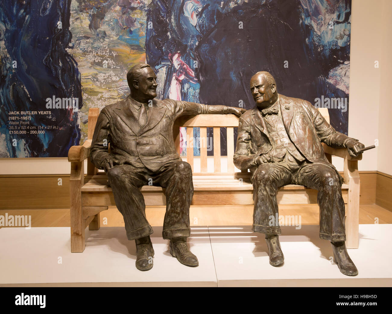 Franklyn D Roosevelt and Winston Churchill Statues seated on a bench at Bonhams in London Credit:  Keith Larby/Alamy Live News Stock Photo