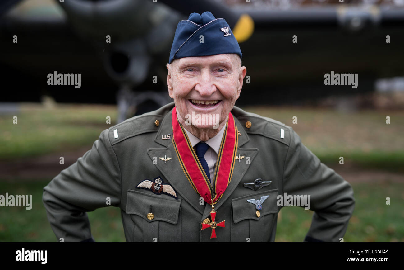 Gail Halvorsen, known as 'Candy bomber pilot' (in German 'Rosinenbomber'), stands in front of a historical plane of the same type the former US-pilot used for the 'Luftbruecke' (lit. 'air bridge') over Berlin after World War II in Frankfurt/Main, Germany, 21 November 2016. PHOTO: BORIS ROESSLER/dpa Stock Photo