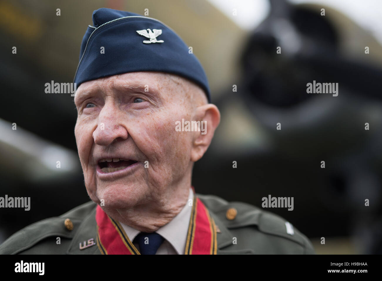 Gail Halvorsen, known as 'Candy bomber pilot' (in German 'Rosinenbomber'), stands in front of a historical plane of the same type the former US-pilot used for the 'Luftbruecke' (lit. 'air bridge') over Berlin after World War II in Frankfurt/Main, Germany, 21 November 2016. PHOTO: BORIS ROESSLER/dpa Stock Photo